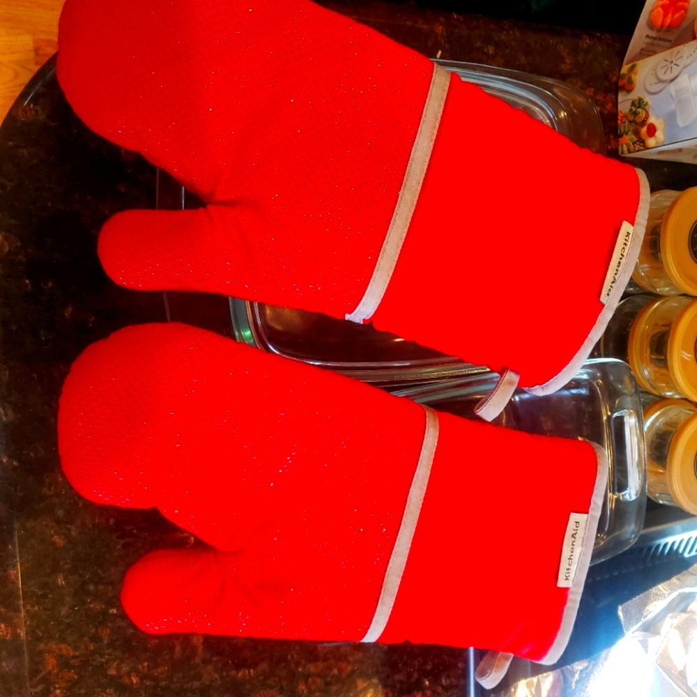 Oven mitts, veggie crinkle cutter, shrimp cleaner